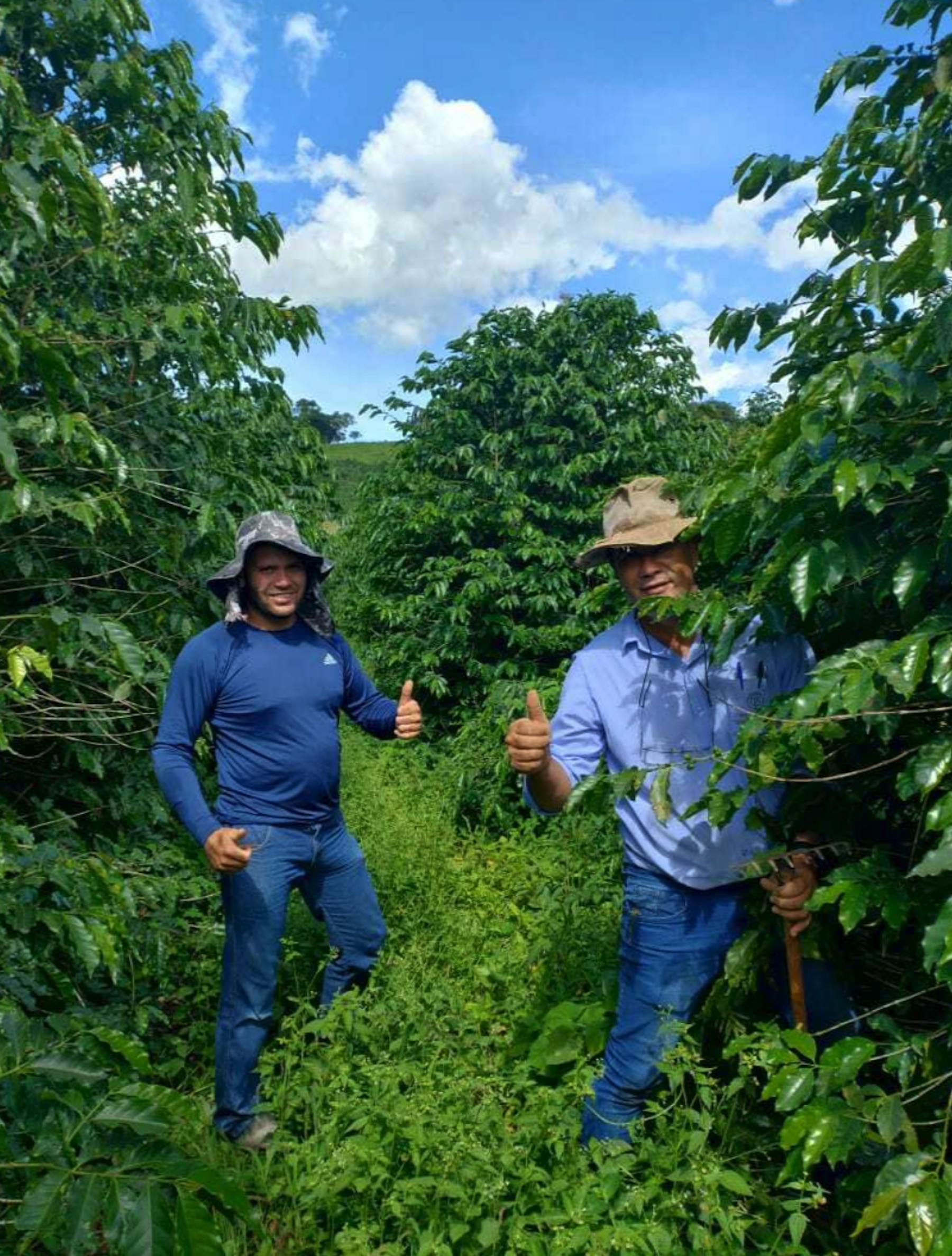 thiago with agronomist marcos pimenta